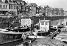 848374 Gezicht op Vaartsche Rijn met twee aangemeerde sleepboten bij de Oosterkade te Utrecht; op de achtergrond de ...